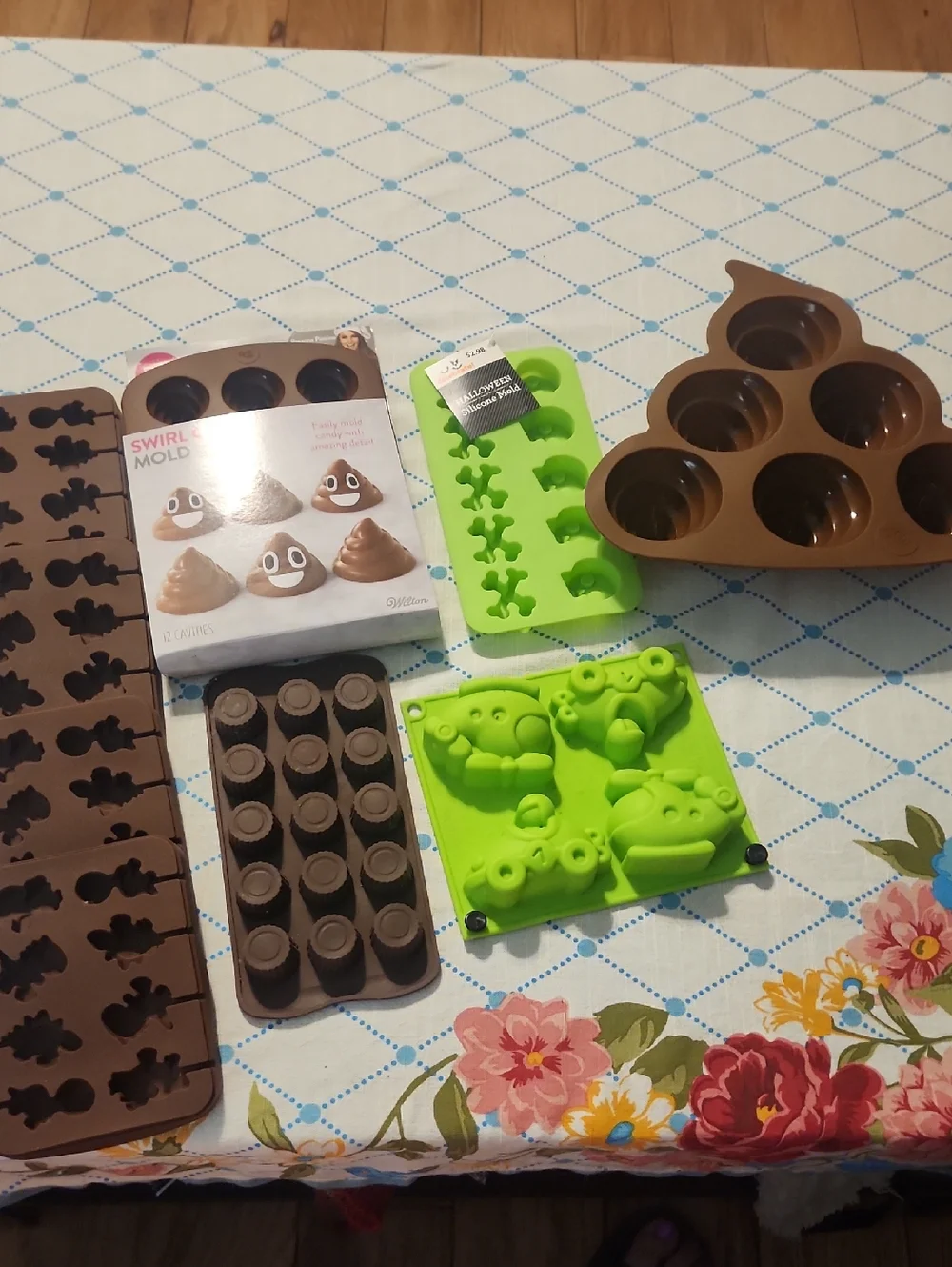 Silicone Party Baking Molds - Brown & Lime Green